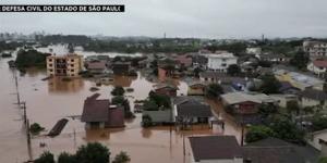 انقاذ العالقين فوق المباني بسبب الفيضانات بالبرازيل.. فيديو - الفجر سبورت