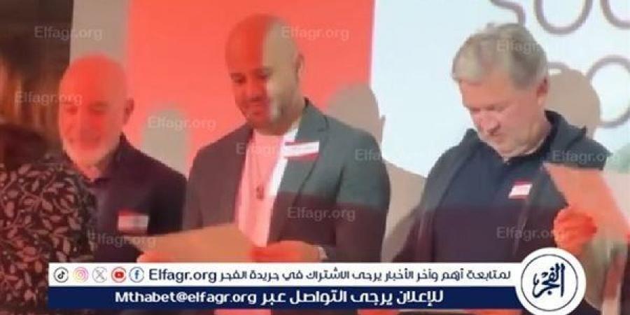 الفجر سبورت .. عزيز الشافعي يوجه رسالة لجمهوره بعد تكريمه في فرنسا