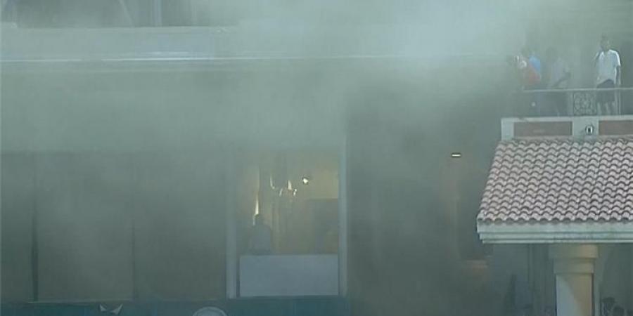 بالصور | إيقاف مباراة بيراميدز وسموحة بسبب حريق في الملعب