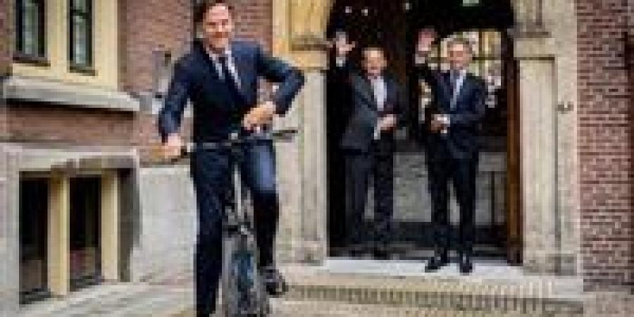 هولندا: رئيس الوزراء يغادر منصبه على دراجة هوائية